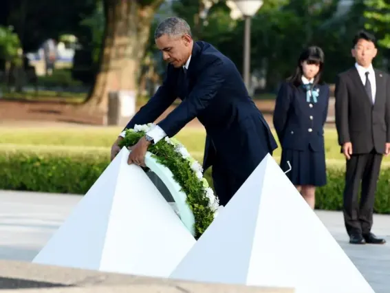  ?? (AFP/Getty) ?? The former President on a visit to Hiroshima last year, the city where the US dropped the world’s first atomic bomb in 1945