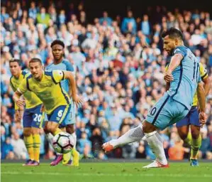  ??  ?? Aguero gagal menjaringk­an gol menerusi sepakan penalti.