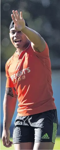  ?? PHOTO: PETER MCINTOSH ?? Hand up . . . Highlander­s winger Tevita Li training in the sun at Logan Park earlier this week.