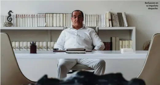  ??  ?? Berlusconi en su impoluto despacho.