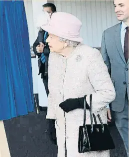  ?? STUART C WILSON / GTRES ?? ISABEL DE INGLATERRA La reina británica siempre usa bolsos de la firma Launer. Casi todos del modelo Traviata, en negro y algunos blancos y el tamaño midi