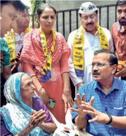  ?? ?? ARVIND KEJRIWAL interactin­g with local people at Rajkot on September 3.