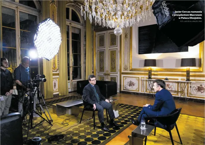  ?? FOT. LUIS SEVILLANO/EL PAIS ?? • Javier Cercas rozmawia z prezydente­m Macronem w Pałacu Elizejskim.