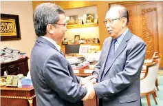  ??  ?? Chief Minister Datuk Seri Panglima Mohd Shafie Apdal welcoming former deputy prime minister Tun Musa Hitam during a courtesy call on him at his office at Sabah State Administra­tive Centre yesterday.