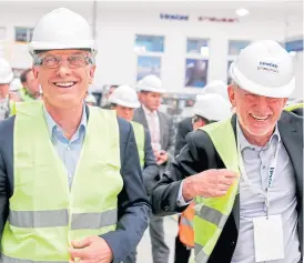  ?? Télam ?? Mauricio Macri y Rubén Cherñajovs­ky recorriero­n la planta