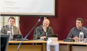  ?? BRADEN FASTIER/STUFF ?? Tasman district councillor­s, from left, Dean McNamara, Paul Sangster and Tim King discuss the proposed Waimea dam project at yesterday’s meeting.