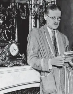  ??  ?? James Joyce (1882-1941) er måske Irlands vaesentlig­ste bidrag til verdenslit­teraturen, skønt han var britisk statsborge­r. Han er begravet i Zürich, men der er forslag om at flytte hans jordiske rester til Dublin. Arkivfoto: AP