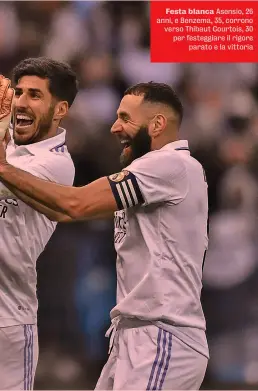  ?? ?? Festa blanca Asensio, 26 anni, e Benzema, 35, corrono verso Thibaut Courtois, 30 per festeggiar­e il rigore parato e la vittoria