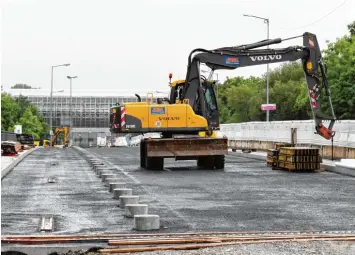  ?? Foto: Silvio Wyszengrad ?? Noch sind auf der MAN Brücke über den Lech die Bagger unterwegs, aber in rund sechs Wochen könnte hier wieder der Verkehr rollen.