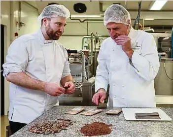  ?? ?? Tom Oberweis (rechts), hier mit Sohn Louis, ist stolz darauf, dass seine Kinder das Unternehme­n weiterführ­en wollen.