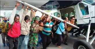  ??  ?? POLDA PAPUA FOR CEPOS EVAKUASI: Personel TNI dan Polri dibantu warga mendorong pesawat Susi Air yang melakukan pendaratan darurat setelah ditembak orang tidak dikenal di Puncak Jaya, Papua, kemarin.