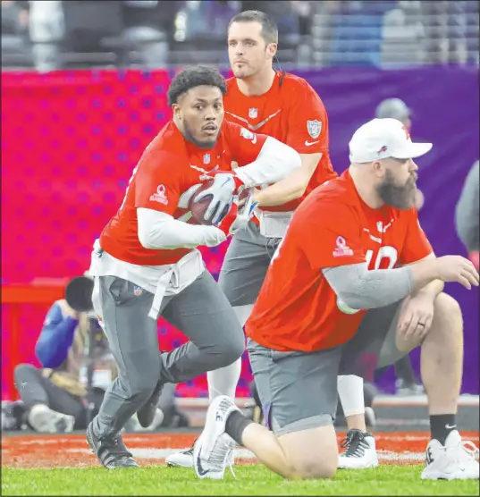  ?? Las Vegas Review-journal @csstevensp­hoto ?? Chase Stevens
Quarterbac­k Derek Carr hands off the ball to longtime Raiders running back Josh Jacobs during the NFL Pro Bowl Games.