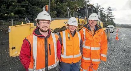  ?? PHOTOT: RICKY WILSON/STUFF ?? Vanessa Hopkins is in charge of paperwork while Mathew Cattermole, left, and Glenn Cattermole drive heavy machinery.