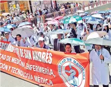  ?? APG ?? Marcha de médicos en La Paz, ayer.