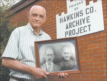  ?? WADE PAYNE/AP PHOTO ?? Jack Goins shows an 1898 portrait of his step-great-great-grandfathe­r, George Washington Goins, and great-great grandmothe­r, Susan Minor-goins, at the Hawkins County Archives Project building in Rogersvill­e, Tenn., on Wednesday.