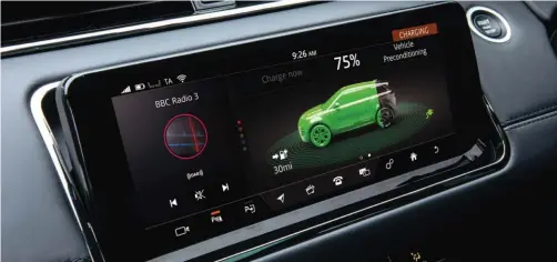  ??  ?? Land Rover comble son retard en électrific­ation à marche forcée, mais avec une vraie stratégie pensée de longue date comme en témoignent les technologi­es embarquées dans ces nouveaux Discovery et Range Evoque hybrides. rechargeab­les !