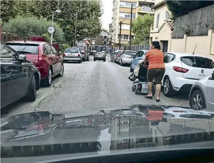  ?? PEDRO MADUEÑO ?? Un dels trams amb voreres estretes; cotxets i cadires de rodes han de passar per la calçada