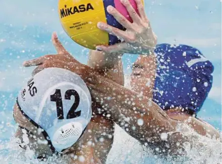  ?? PIC BY AIZUDDIN SAAD ?? Malaysia’s Fam Jia Yi (left) fights for the ball with Thailand’s Meathus Cheamee in their match yesterday. Malaysia won 11-7.