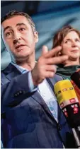  ?? Foto: Michael Kappeler, dpa ?? Die Grünen Chef Unterhändl­er Cem Öz demir und Katrin Göring Eckardt vor der nächsten Sondierung­srunde mit Union und FDP.