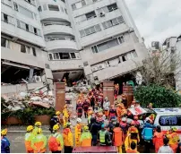  ?? — AFP ?? Rescue workers place the body of a hotel worker recovered from the Yun Tsui building at Hualien, on Thursday.