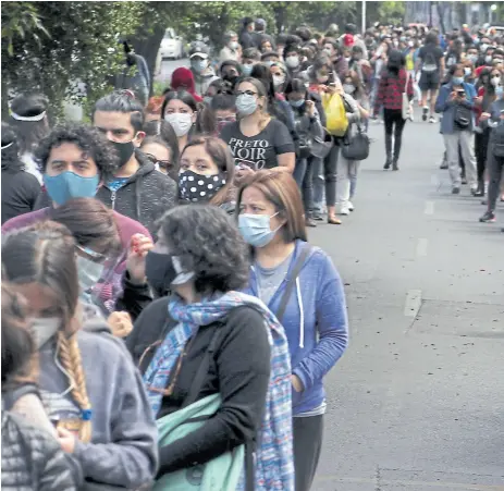  ??  ?? La pandemia no impidió que los chilenos concurrier­an masivament­e a las urnas para emitir su voto