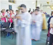  ?? AFP ?? Vista de unos sacerdotes en una misa.