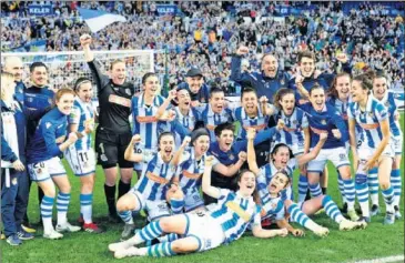  ??  ?? ÉXTASIS. Las txuri-urdin, llenas de felicidad en Anoeta tras su pase a la gran final.