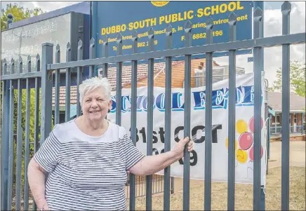  ?? PHOTO: DUBBO PHOTO NEWS/EMY LOU ?? After the success of a similar get-together last year, Loris Hutchins has helped organise another reunion for ex-teachers and parents who were at Dubbo South Public School during the 1980s and ‘90s.