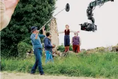  ??  ?? De gauche à droite et de haut en bas. Un vieux monsieur prénommé Rémi (Jacques Perrin) raconte son histoire à des enfants ; Rémi dans les champs de Chavanon, le village de ses parents adoptifs : le temps du bonheur avant celui du voyage ; leçon de chant de Vitalis à Rémi ; Vitalis et Mme Harper (Virginie Ledoyen), bourgeoise richissime qui vit sur une péniche et se prendra d’affection pour Rémi.