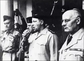  ?? DR/COLL. PAUL VILLATOUX ?? De gauche à droite : Jouhaud, Salan, Challe et Zeller, les quatre généraux putschiste­s au balcon du Gouverneme­nt général, le 23 avril 1961, alors que Challe harangue la foule.