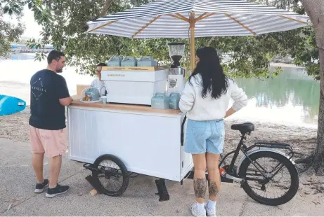  ?? Pson ?? Tarte Bakery’s coffee cart outside of where Saltwater Currumbin recently closed, and (inset) Dennis Walden. Picture: Glenn Hampson
