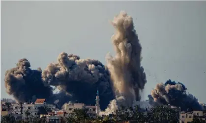  ?? ?? Explosions from Israeli strikes inside Gaza on Sunday. Photograph: Ariel Schalit/AP