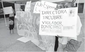  ?? ALDO CHÁIREZ ?? Manifestan­tes se apostaron en la Presidenci­a Municipal de Gómez Palacio.