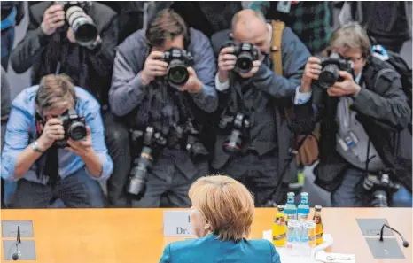  ?? FOTO: DPA ?? Angela Merkel stellt sich vor dem Abgas-Untersuchu­ngsausschu­ss Fragen von Abgeordnet­en – und verteidigt die deutschen Behörden.
