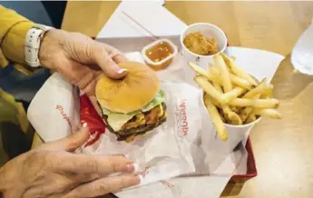  ?? ANDREW SPEAR/THE NEW YORK TIMES FILE PHOTO ?? America’s big three fast food chains, McDonald’s, Burger King and Wendy’s, are growing sales by focusing on their core food items, such as burgers and nuggets and large, cheap soda drinks.