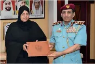  ??  ?? RECOGNITIO­N: Major-General Ali Abdullah bin Alwan Al Nuaimi honours Amena for her inspiring voluntary work.