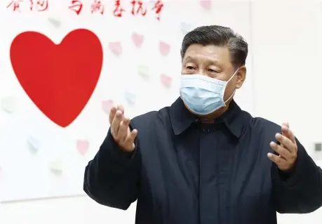  ??  ?? Il cuore
Il presidente cinese Xi Jinping, con la mascherina, durante una recente visita a un centro di controllo e soccorso a Pechino (Liu Bin/xinhua via AP)