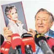  ?? FOTO: I. OUVRARD/IMAGO ?? Der Baulöwe und die Aktivistin: Lugner mit Fonda-Foto.