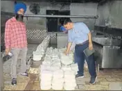  ?? HT PHOTO ?? ■ A team of the health department and the district administra­tion checking dairy products at Dirba in Sangrur on Thursday.
