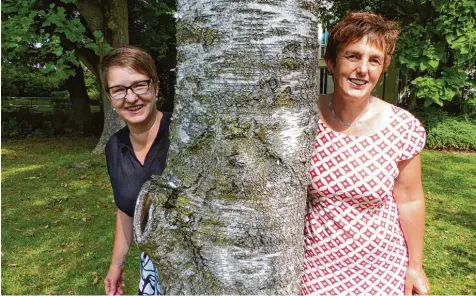  ?? Foto: Steffi Brand ?? Jutta Totzeck und Lydia Schnelzer haben soeben ihre Ausbildung zur Trauerbegl­eiterin abgeschlos­sen.