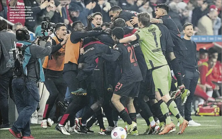  ?? FOTO: AP ?? Éxtasis total en el Bayer Leverkusen cuando Frimpong, en el último minuto del partido, sentenció el duelo marcando a portería vacía