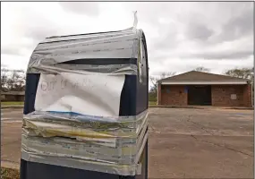  ?? (Arkansas Democrat-Gazette/Staci Vandagriff) ?? An out-of-service sign covers a United States Postal Services drop box Friday at the Wrightsvil­le Post Office.