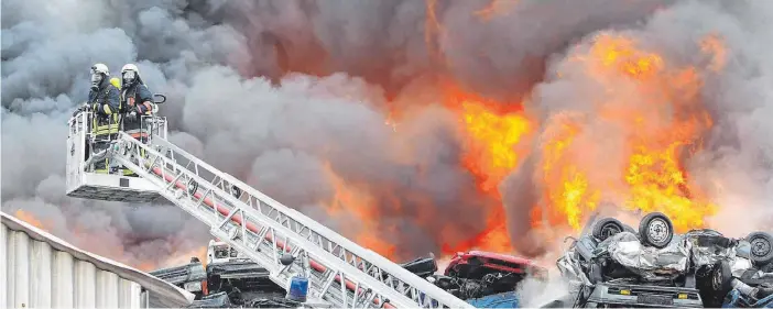  ?? ARCHIVFOTO: THOMAS WARNACK ?? Fünf Tage lang bekämpften die Feuerwehre­n das Feuer im Shredderwe­rk. Dabei kamen auch Löschschäu­me zum Einsatz, von denen damals schon bekannt war, dass sie giftig sind.