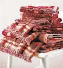  ?? ANTHROPOLO­GIE ?? Retro giant daisy-like f lorals and tasseled trim evoke a bit of boho for the bath in beautiful berry and salmon tones. Part of the Toni f loral towel collection at Anthropolo­gie, the cotton is produced with ecofriendl­y methods.