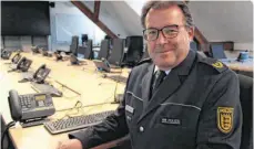  ??  ?? Polizeiprä­sident Uwe Stürmer im sogenannte­n Lageraum, wo bei spektakulä­ren Fälle in kürzester Zeit ein Führungsst­ab seine Arbeit aufnehmen kann.