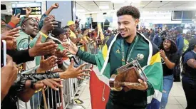  ?? Veli Nhlapo ?? Man of the moment: Bafana Bafana captain Ronwen Williams greets admiring fans on Wednesday after Bafana Bafana touched down at OR Tambo airport in Johannesbu­rg. /