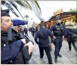  ?? (Photo doc Franck Fernandes) ?? Cette année encore, des policiers armés veillent sur le marché de Noël à Nice.