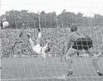  ?? FOTO: IMAGO ?? 1975: Fischer (FC Schalke) trifft zum 2:0 gegen Torwart Siegfried Kessler (Karlsruher SC).
