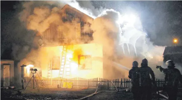  ?? FOTO: REINER ROITHER ?? Die Tatnacht: Am 9. März 2017 brennt das alte Bahnwärter­häuschen im Lindauer Stadtteil Zech lichterloh.