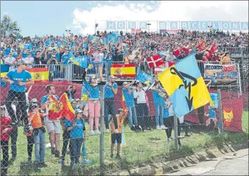  ?? FOTO: M. MONTILLA ?? La banderas azules de apoyo a Alonso no faltaron a la cita del Circuit Barcelona-Catalunya en Montmeló